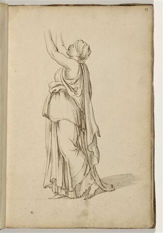 Femme debout, de profil à gauche, les bras levés, vêtue à l'antique, image 1/2