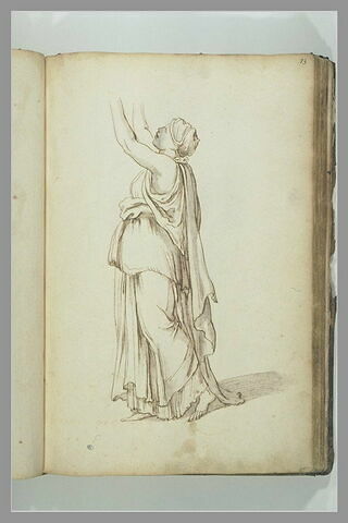 Femme debout, de profil à gauche, les bras levés, vêtue à l'antique, image 2/2