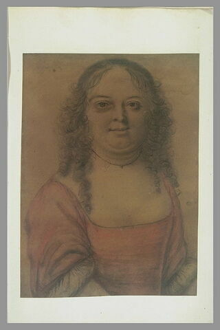 Femme, en buste, au corsage rouge, image 2/2