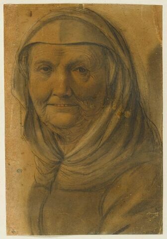 Vieille femme souriante, portant une coiffe, vue de trois quarts à gauche
