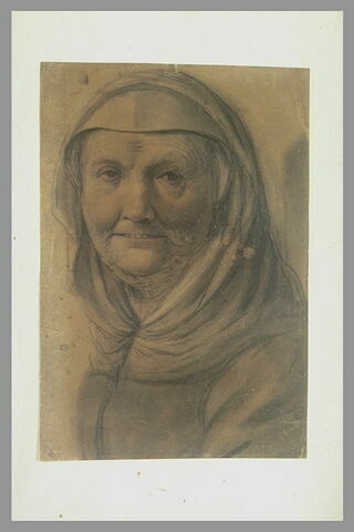 Vieille femme souriante, portant une coiffe, vue de trois quarts à gauche, image 2/2