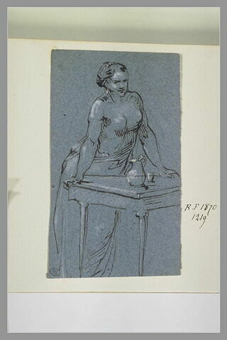 Femme en chemise devant une table, image 1/1