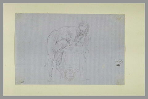 Femme nue, assise sur un escabeau