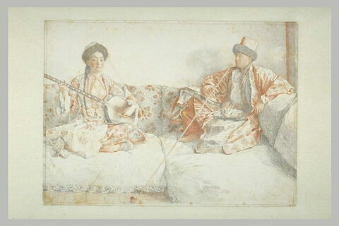Jeune tatare jouant du tamboura et homme fumant assis sur un divan