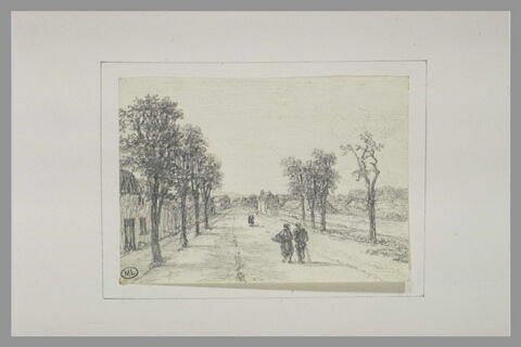 Figures sur une route de campagne bordée d'arbres et de maisons, image 1/1