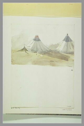 Deux tentes dressées sur le sable