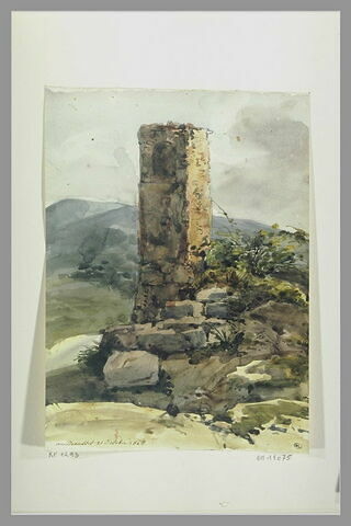 Une tour en ruines sur un fond de montagnes au Beausset