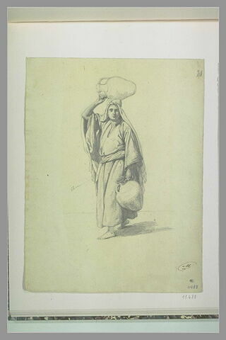 Femme orientale, une jarre posée sur sa tête et une autre dans la main, image 1/1