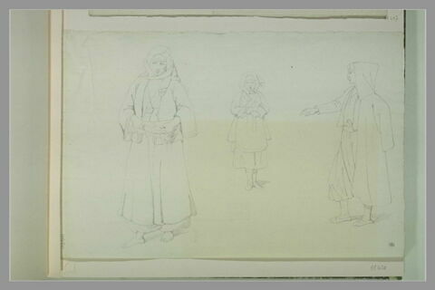 Femme orientale debout ; petite fille debout ; homme vêtu d'une gandoura, image 1/1