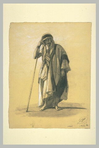 Arabe debout, de face, s'appuyant sur un long bâton