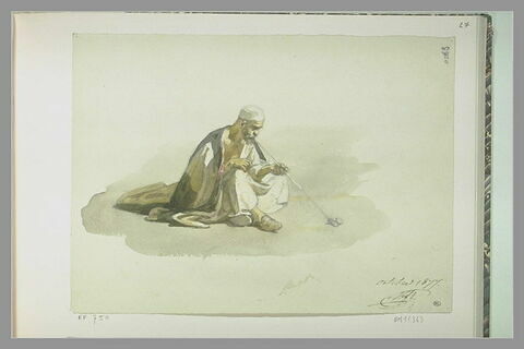 Vieillard oriental assis sur le sol, de profil à gauche et fumant, image 1/1