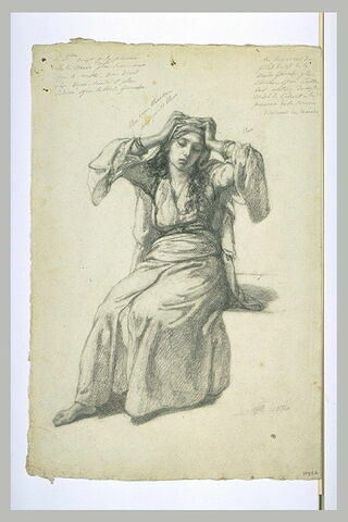 Femme assise, de face, portant les deux mains à sa tête