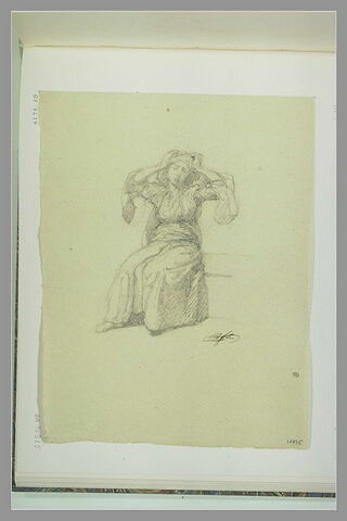 Femme assise, de face, portant les deux mains à sa tête, image 1/1