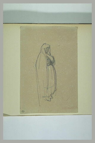 Femme orientale voilée, debout, de trois quarts à droite, image 1/1