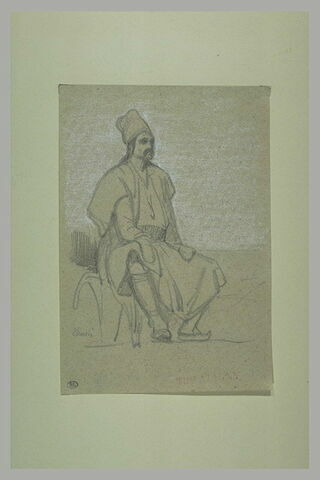 Un grec, coiffé d'un haut bonnet, assis de trois quarts à droite