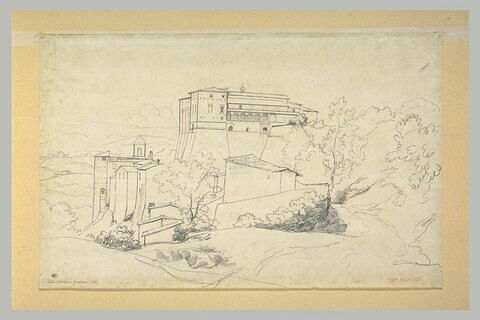 Le palais Colonna dominant le village au milieu des arbres, image 1/1