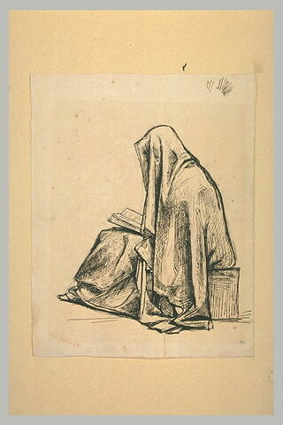 Personnage voilé, assis, tenant un livre sur ses genoux, image 1/1