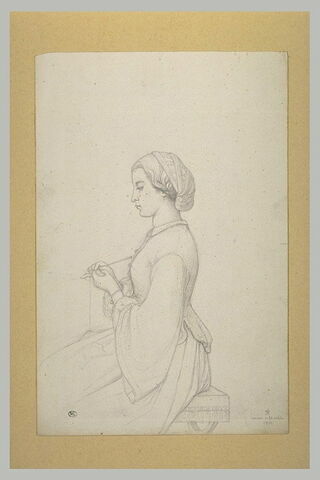 Femme assise sur un tabouret, vue de profil, jusqu'au genoux, image 1/1