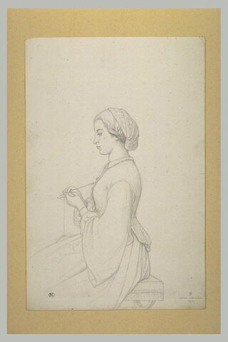 Femme assise sur un tabouret, vue de profil, jusqu'au genoux