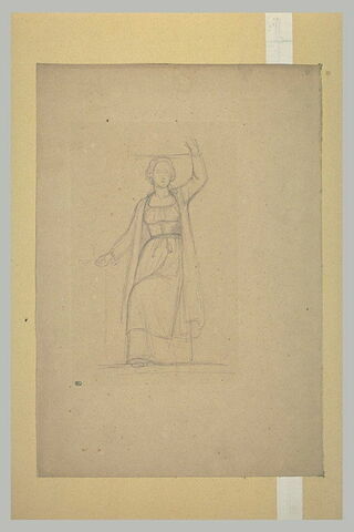 Jeune femme, de face, gravissant une marche, portant un fardeau sur la tête, image 1/1