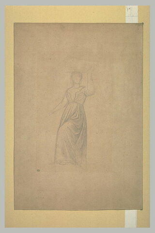 Jeune femme, de face, gravissant une marche, portant un fardeau sur la tête, image 1/1