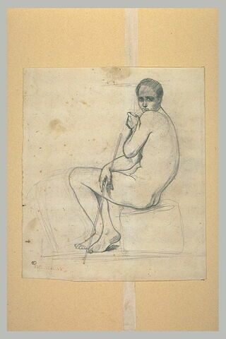 Adolescent nu, assis sur une pierre, de profil à gauche, tenant une baguette, image 1/1
