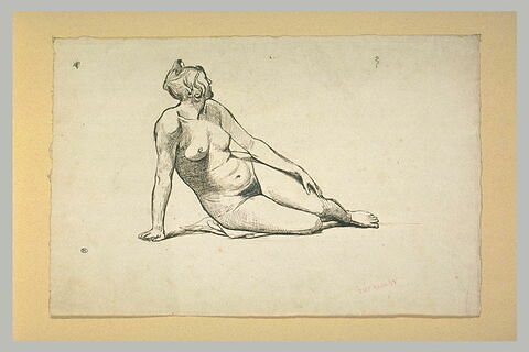 Femme nue, assise sur le sol, de trois quarts vers la droite, image 1/1