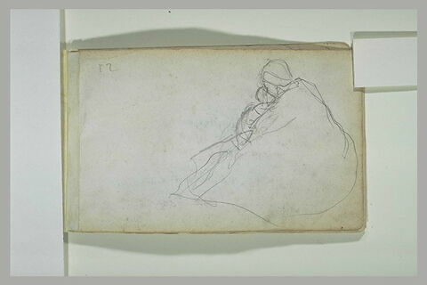 Croquis de femme assise, enveloppée dans un manteau, tenant un enfant, image 2/2