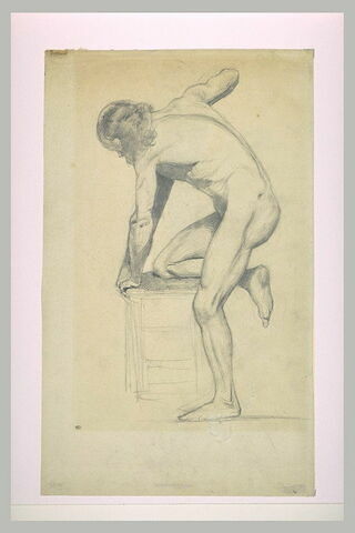Homme nu, debout, de profil à gauche, le genou droit posé sur un escabeau