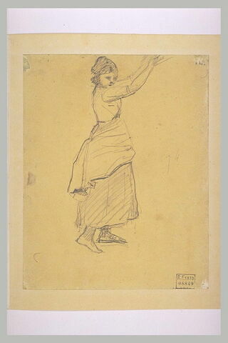 Femme, debout, levant les bras, tournée vers la droite, image 2/2
