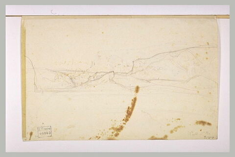Terrain plat dominé par des collines rocheuses, image 1/1