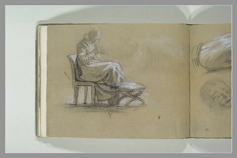 Femme, assise les pieds sur un tabouret, en train de broder ou de coudre, image 1/1