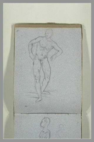 Homme nu, vu de face, descendant une marche, image 1/1