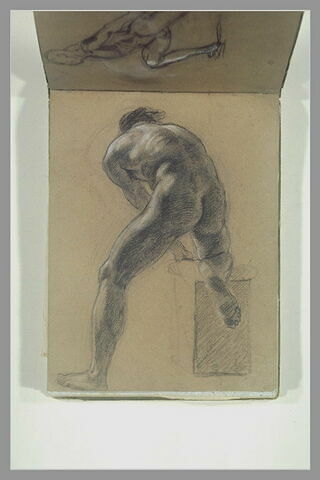 Académie d'homme nu, vu de dos, penché en avant le genou droit sur un billot