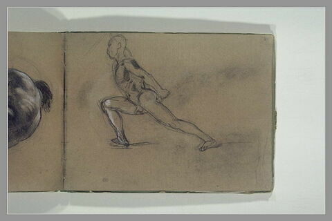 Homme nu, de profil à gauche, la jambe droite pliée, la jambe gauche tendue