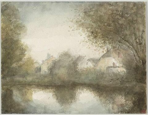 Rivière et rive avec maisons et arbres, dans un brouillard léger