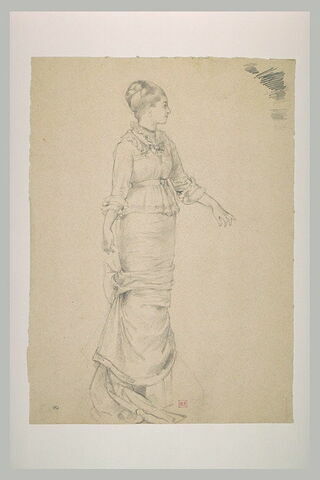 Portrait de femme, debout, de profil à droite, le bras gauche en avant, image 2/2