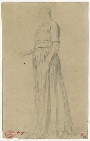 Femme vêtue d'une longue robe, debout, de profil à gauche