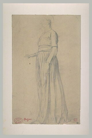 Femme vêtue d'une longue robe, debout, de profil à gauche, image 2/2