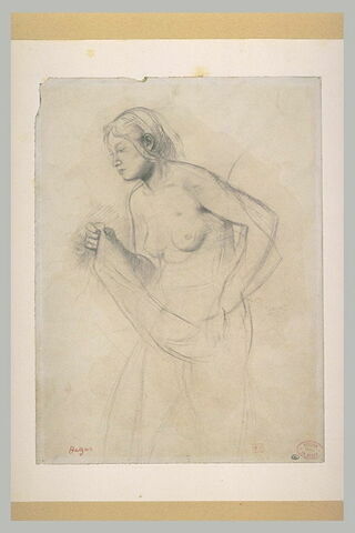 Femme debout, de trois quarts à gauche, nue jusqu'à la ceinture, image 2/2