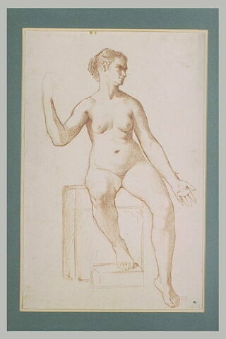 Femme nue, assise, la jambe droite sur un socle