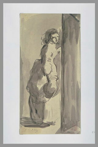 Femme, de profil devant une porte, tenant un pot de la main droite