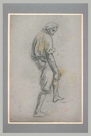Homme, debout, de profil, jambes nues, relevant le pied gauche, image 1/1