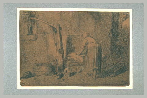 Femme dans un cellier, debout, préparant du linge sur un coffre