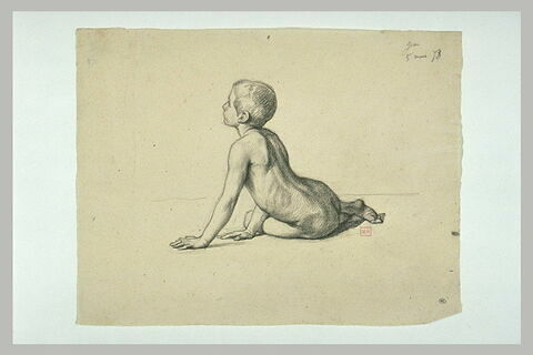 Enfant, assis par terre, vu de dos, les mains posées sur le sol, image 1/1
