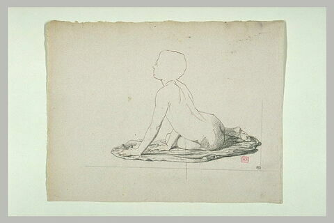 Enfant assis par terre, vu de dos, les mains posées sur le sol