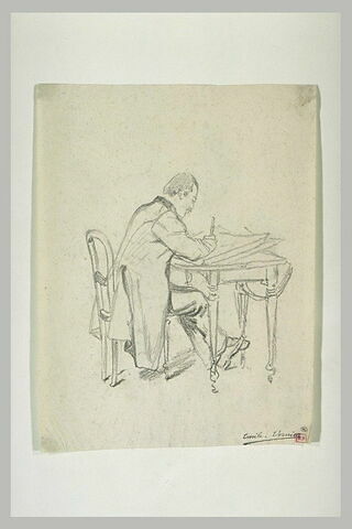 Homme, assis, écrivant à une table, image 1/1