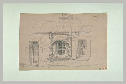 Une maison, avec des encadrements de fenêtre sculptés, à Roscoff, image 1/1