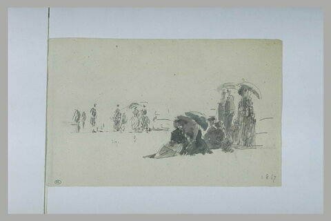 Femmes portant leur ombrelle, sur la plage, image 2/2