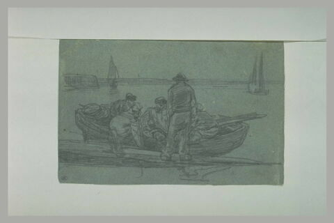 Marin, debout, près d'une barque où l'on voit quatre pêcheurs, assis, image 1/1